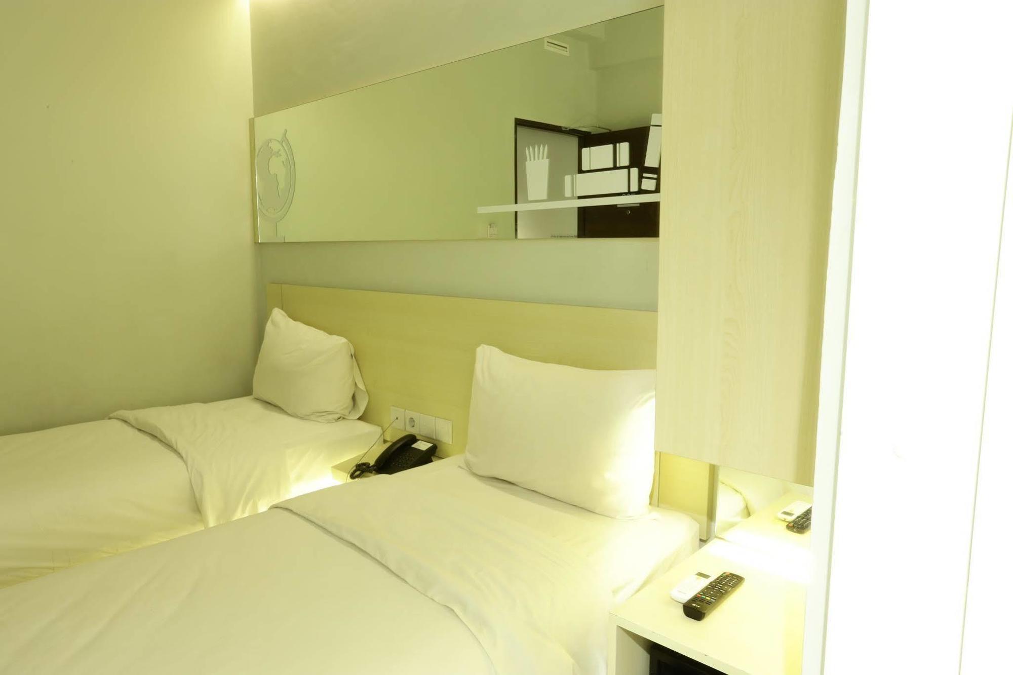 Cleo Hotel Tunjungan Surabaja Zewnętrze zdjęcie
